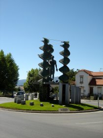 Estátua de Homenagem ao Emigrante