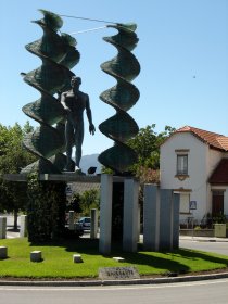 Estátua de Homenagem ao Emigrante