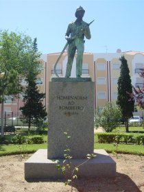 Estátua de Homenagem ao Bombeiro