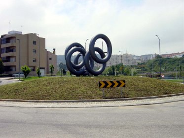 Escultura na Rua Doutor Mario Cal Brandão