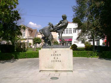 Estátua de homenagem ao Homem e à Serra
