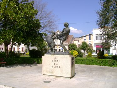 Estátua de homenagem ao Homem e à Serra