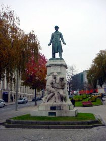 Estátua de Carvalho Araújo